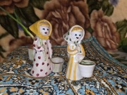 Figurka kobiety z koszykami  kamionka