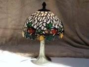 Witrażowa lampa stołowa w stylu Tiffany