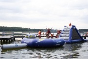 Wodny park rozrywki Aquaglide zjeżdżalnia trampolina wynajem obóz kolonia