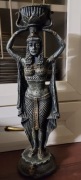 Statua egipskiej nubijskiej służącej Kleopatra z misą 