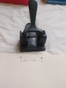 zabytkowy, ciężki dziurkacz biurowy pochodzący z czasów PRL