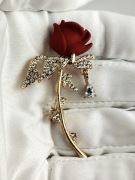 NOWA Broszka przypinka róża z cyrkoniami elegancka