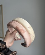 Opaska do włosów – kremowa, elegancka, wzór kwiatowy wyciskany