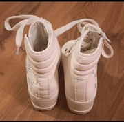 Botki na koturnie w rozmiarze 32