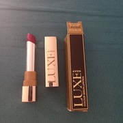 Avon Luxe kremowa szminka z serum Reviving Mauve