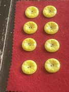 GUZIKI ozdobne,plastik ,dwie dziurki, średnica 20mm,sztuk 8 -stan idealny