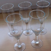 Komplet 5 szklanych kieliszków na nóżkach 