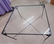 Stół ze szklanym blatem, kuty w metalu