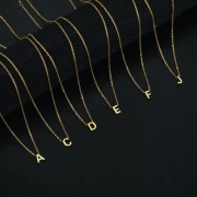 Personalizowany naszyjnik-literka – idealny prezent