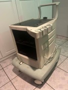 Wózek warsztatowy z gniazdkami prądu, wyłącznikiem i szufladą.