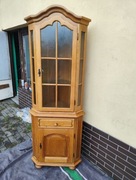 Stylowa witryna narożna z litego drewna