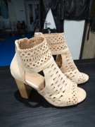 Buty damskie na obcasie Deezee