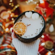 Sojowa świeca PIERNIKOWA w łupinie kokosa 550 ml ŚWIĄTECZNY PREZENT