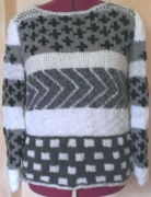 Sweter we wzory geometryczne