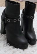 Botki czarne, kowbojki. 