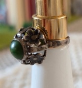 Pierścionek kwiat jabłoni srebro starej roboty z zielonym oczkiem próby