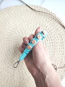 Bawełniany ręcznie pleciony brelok do kluczy LOVE niebieski makrama 