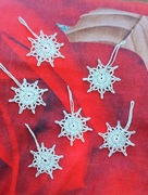 Zestaw sześciu śnieżynek wykonany na szydełku 