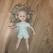 Lalka z ruszającymi się oczami