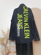 Jeansowa kurtka Calvin Klein oversize logowana z napisem denim na wiosnę