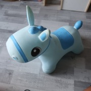 dmuchany osiołek niebieski do skakania