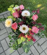 Bukiet sztucznych kwiatów na grób - róże, gerbery, elegancka kompozycja