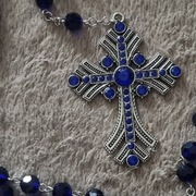 Śliczny szklany Różaniec z MB.Na każdym łączniku krzyżyk.