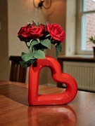 Czerwony Wazon Serce – Idealny do Róż, Dekoracja Stołu i Toaletki
