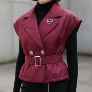 Kamizelka pikowana z paskiem i broszką - bordo / burgund