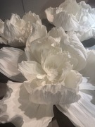 Kwiaty z krepiny montowane na stelaż 