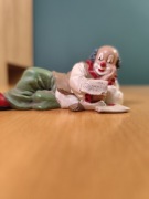 Figurka Klaun Gilde  Leżący Klaun czytający list miłosny