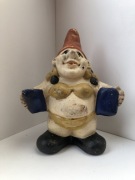 figurka ceramiczna PANI - KRASNOLUD eksponująca swe wdzięki z pieprzykiem