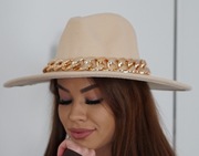 Kapelusz ze złotym łańcuchem ecru nowy klasyczny