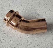 Kolano miedziane jednokielichowe zaciskowe 28 mm 45 stopni – nowe