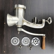 Stara Polska maszynka do mięsa Alfa 5 z dodatkami - 3 sitka i 2 noże