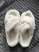 Puchate kapcie na grubej podeszwie 