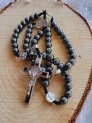 Różaniec Hematyt z krzyżem św Benedykta 