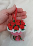 Bukiet czerwonych różyczek, szydełkowy brelok zawieszka 