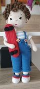 Chłopczyk z deskorolką maskotka amigurumi
