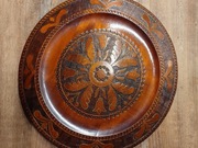 Drewniany talerz z metalowymi wstawkami