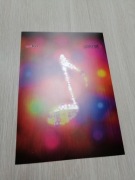 Dekoracyjny wydruk witrażowy symbol nutki. Plakat ozdoba dla fana muzyki.