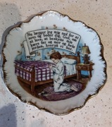 Urokliwy porcelanowy talerzyk