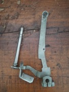 Dźwignia z cięgłem regulatora obrotów silnika Briggs& Stratton 12,5hp dolno