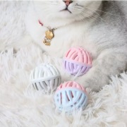 Stymulująca piłka dla kota