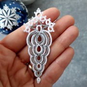 Dekor na choinkę sopel lodu frywolitka bialo-srebna