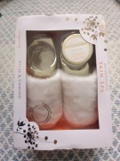 Baylis&Harding, zestaw białych kapci +150 g energetyzujących kryształków 