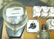 Stara tablica elektryczna z licznikiem