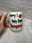 Kubek 330 ml sorry i only date vampires czerwony TVD Pamiętniki Wampirów