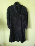 Długi czarny płaszcz z karakuł