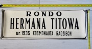 Tablica z nazwą ulicy z PRL